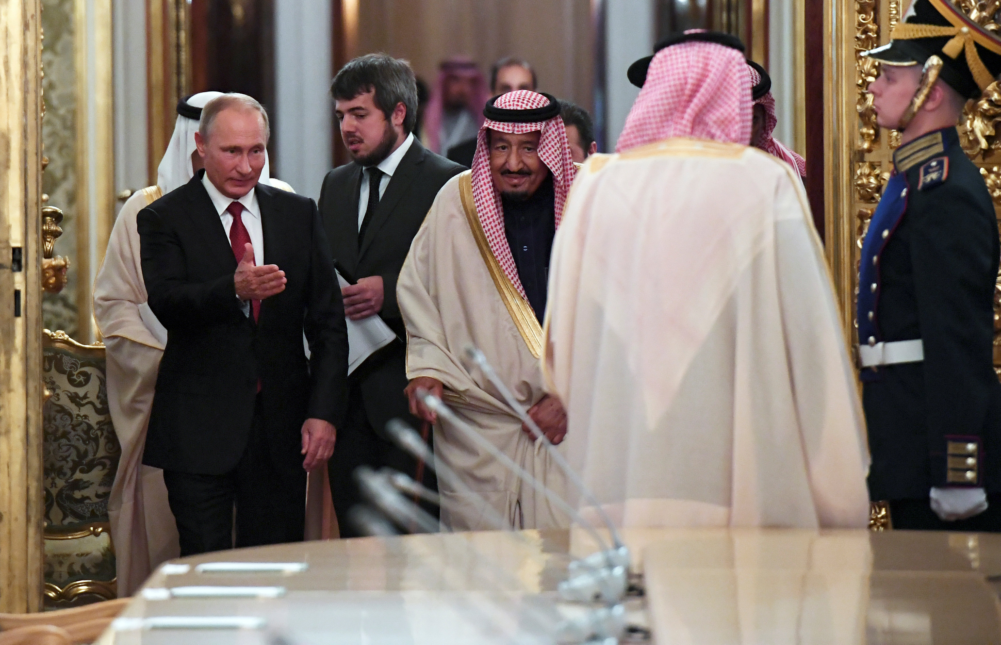 بوتين يرافق الملك سلمان لقاعة الاجتماعات فى الكرملين