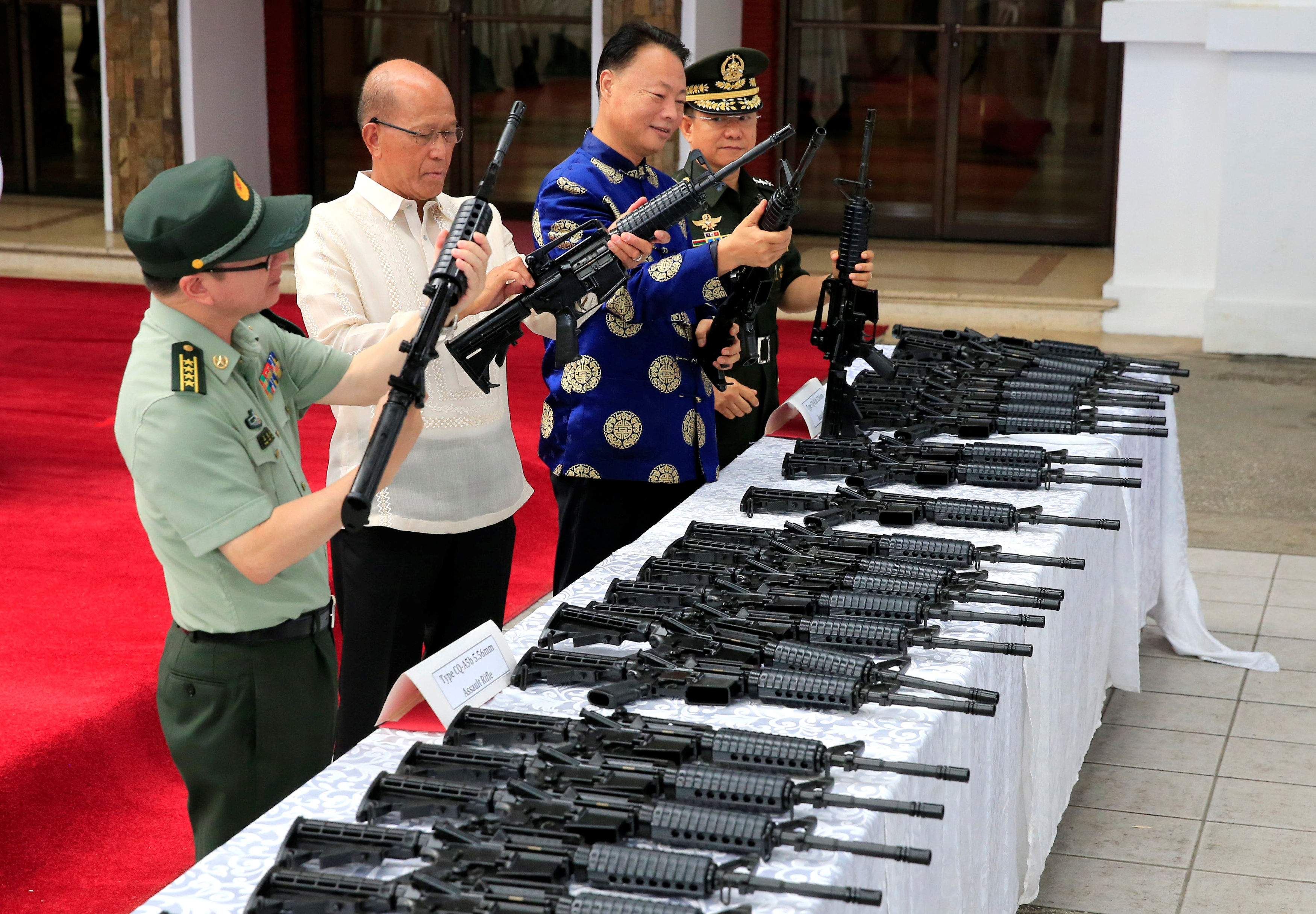 وزير الدفاع اللفلبينى يتفحص الأسلحة النارية الصينية الممنوحة لبلاده