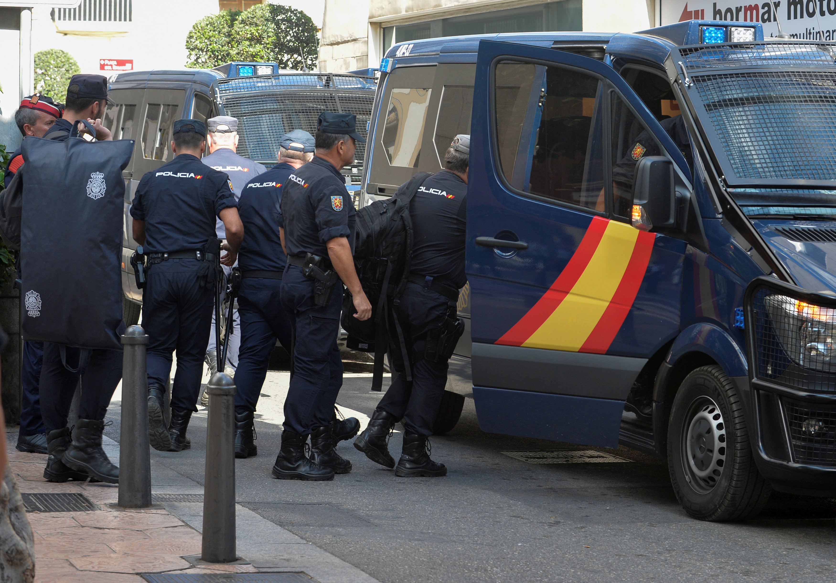 سيارات تنقل رجال الشرطة الإسبانية من إقليم كتالونيا