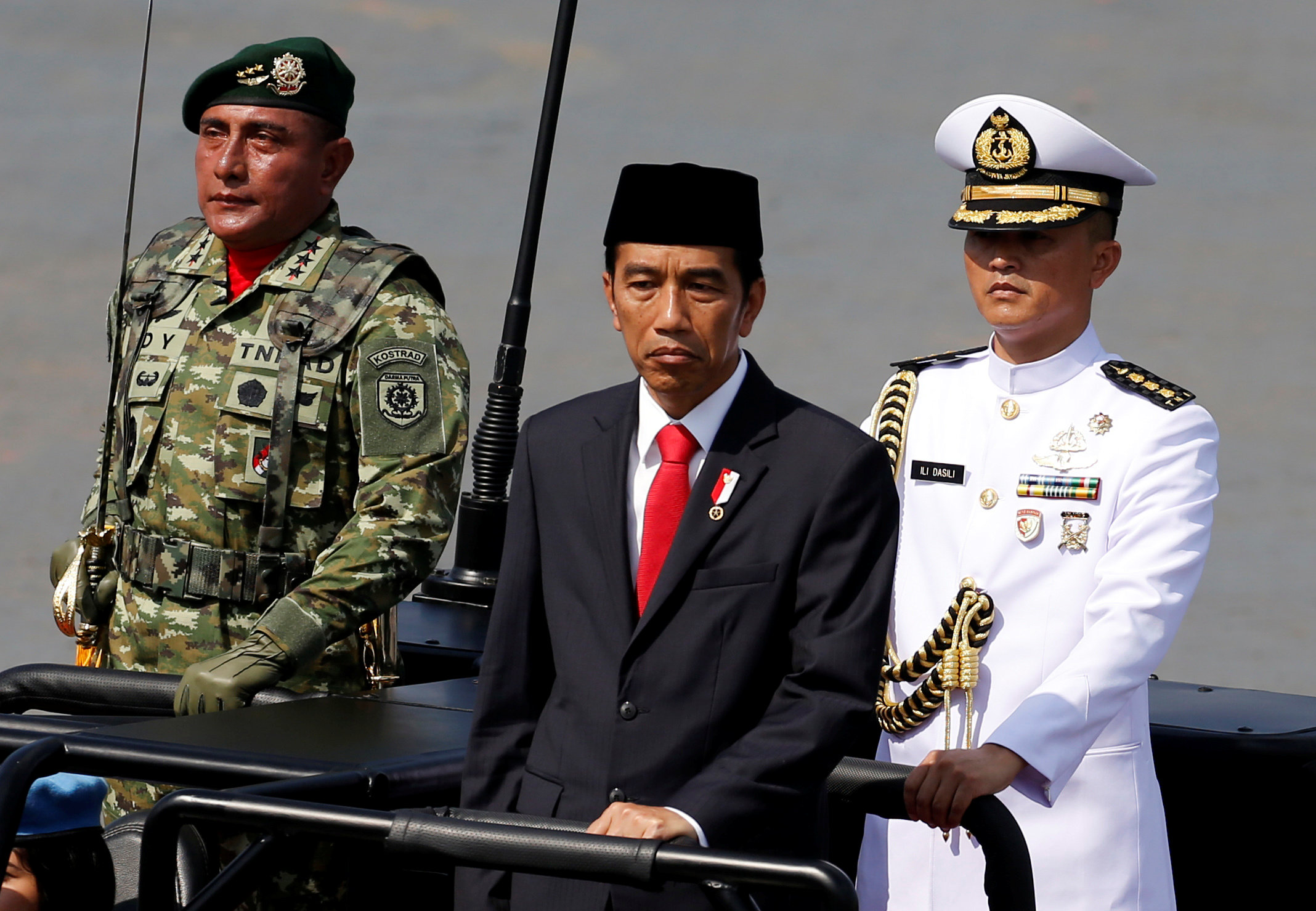 جوكو ويدودو رئيس إندونيسيا والقائد العام للقوات المسلحة