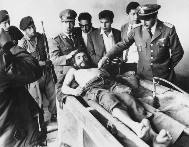 جيفارا بعد إلقاء القبض عليه في أكتوبر 1967