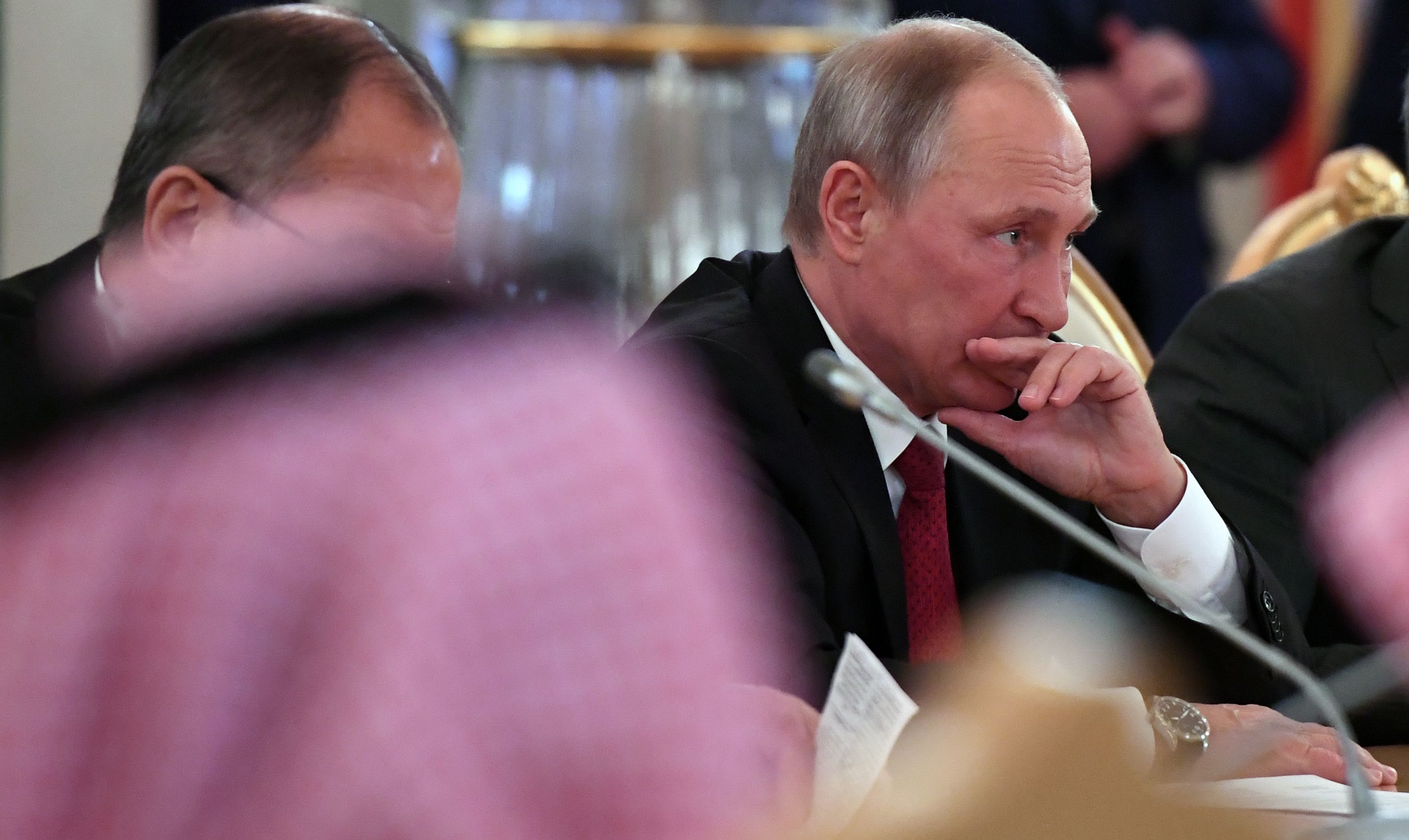 بوتين يستمع لكلمة الملك سلمان