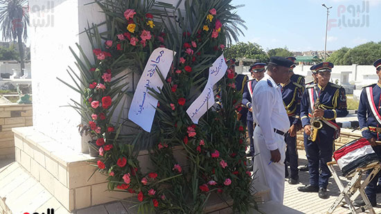 محافظ-بورسعيد-يضع-إكليل-الزهور-علي-قبر-الجندي-المجهول-(1)