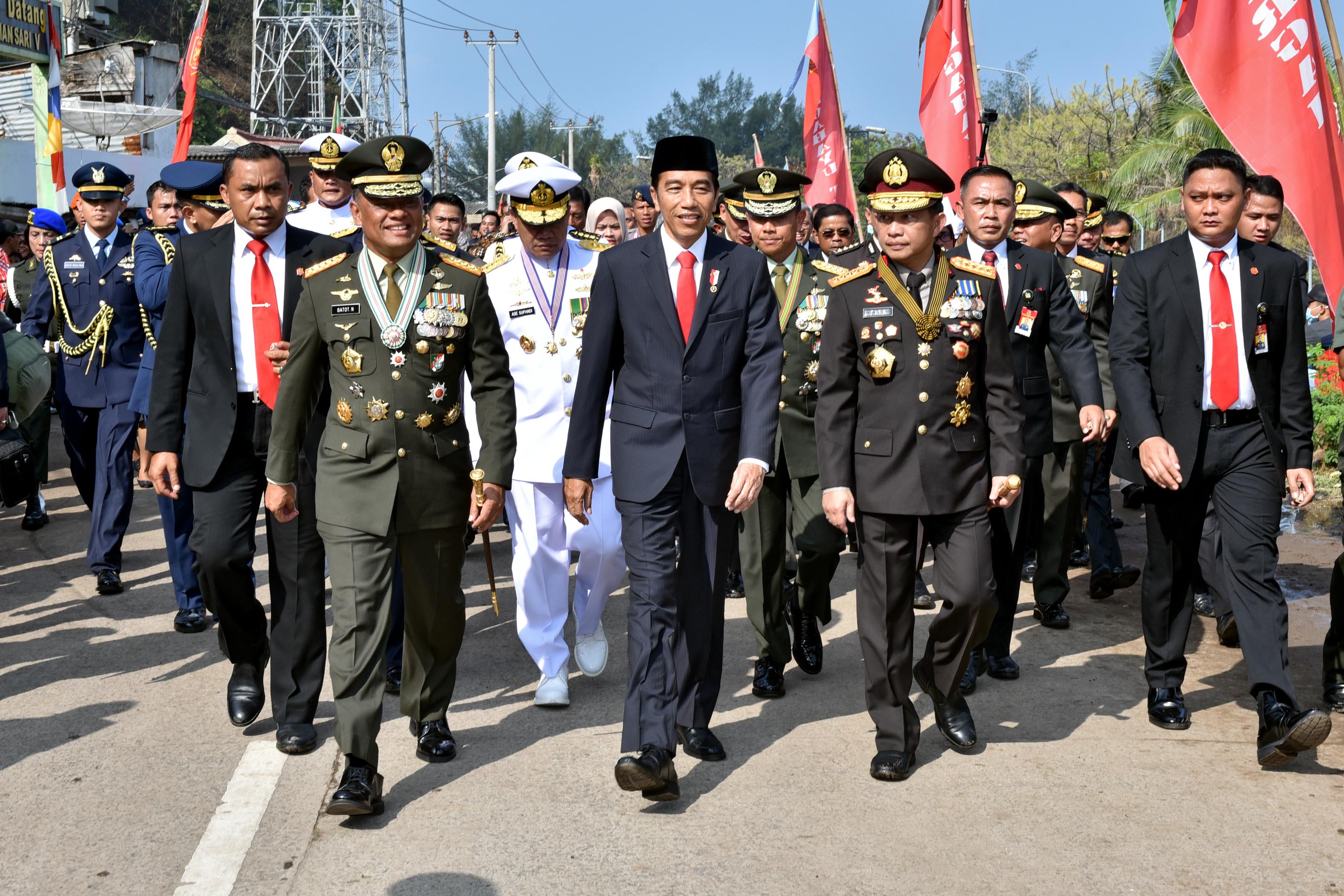 موكب الرئيس الإندونيسى يصل إلى ساحة العرض سيرًا على الأقدام