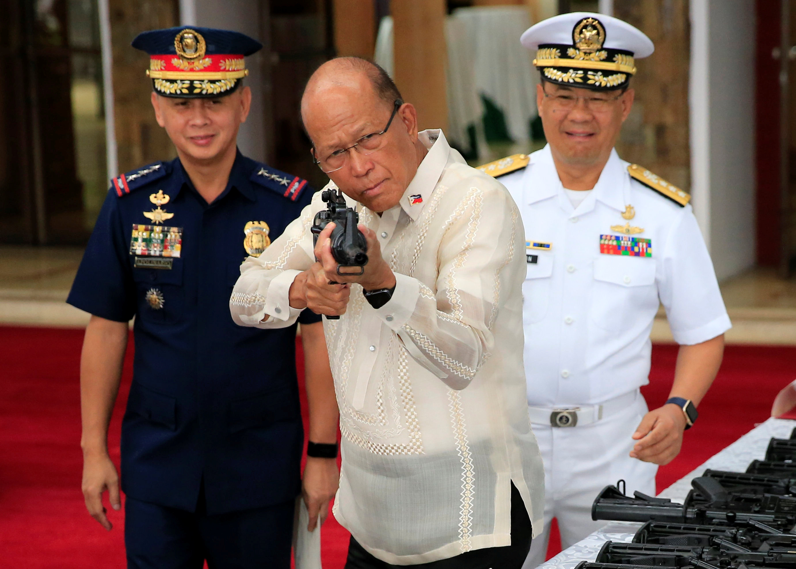 وزير الدفاع الفلبينى دلفين لورينزانا يختبر السلاح الصينى