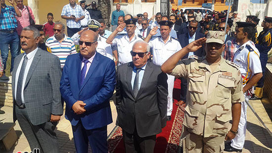  محافظ بورسعيد ومدير الأمن والمستشار العسكرى يؤدون التحية العسكرية أمام القبر