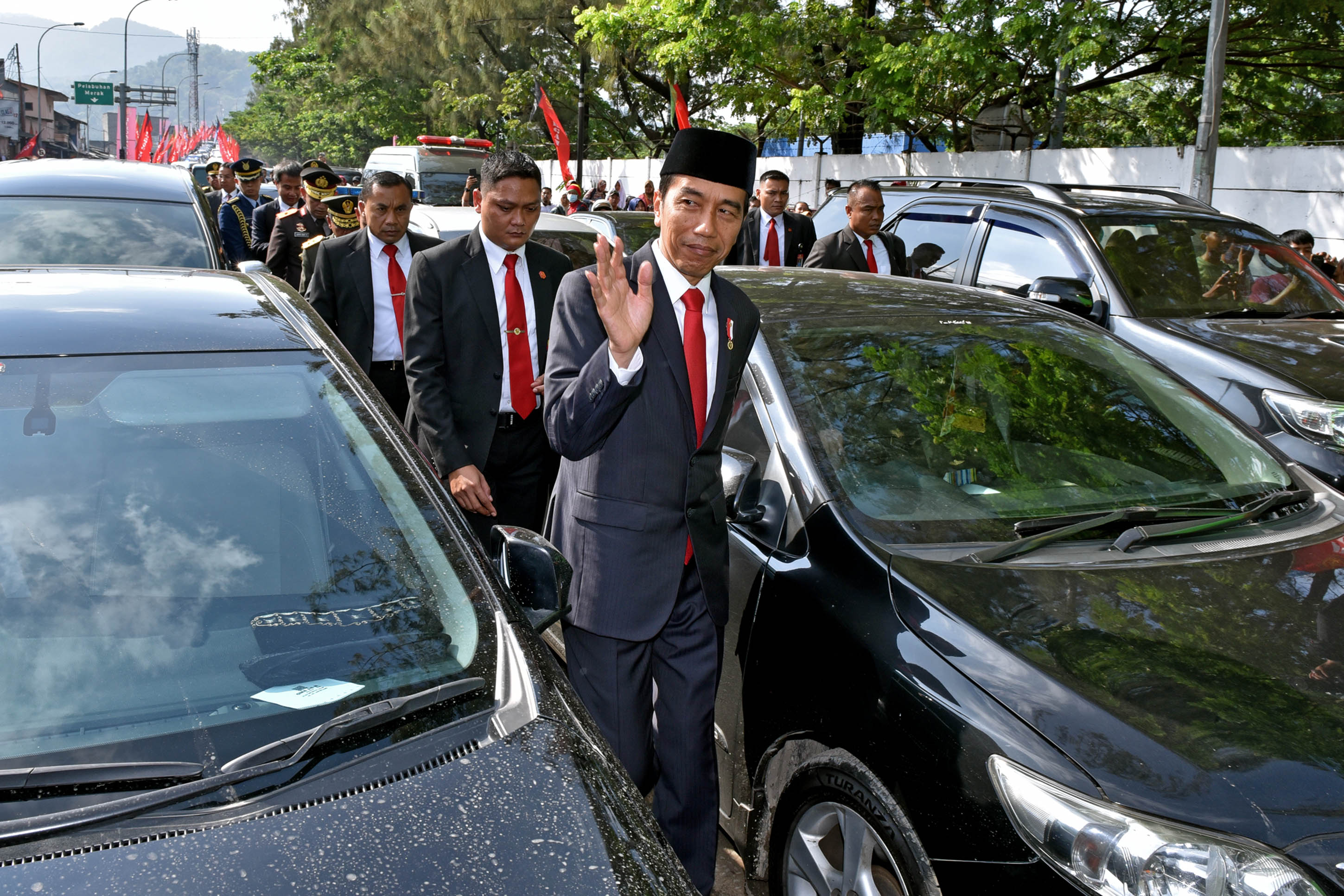 رئيس إندونيسيا يتوجه لموقع العرض سيرًا بسبب الزحام المرورى