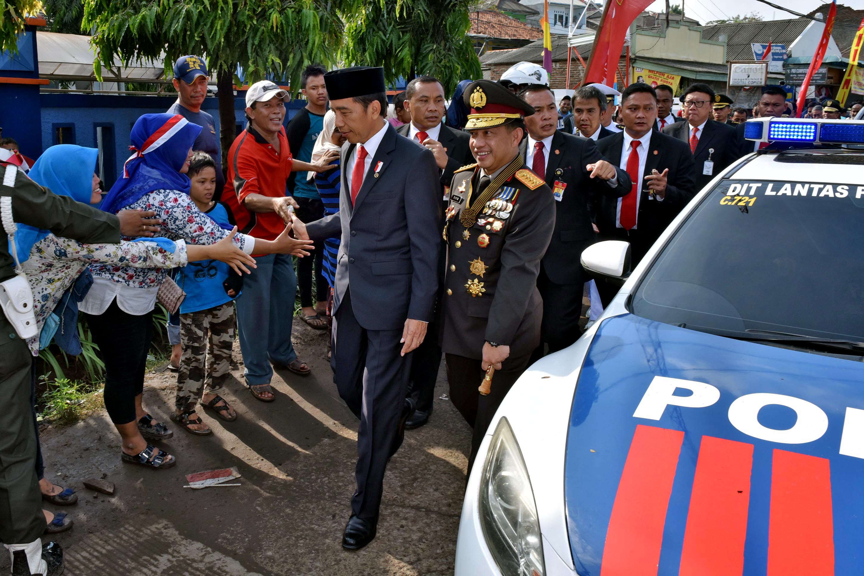 الرئيس الإندونيسى يصافح مواطنيه قبل بدء الاحتفالات