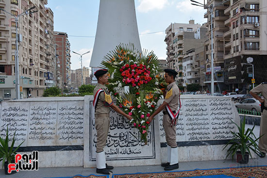 محافظ-الدقهلية-يضع-إكليل-الزهور--(1)