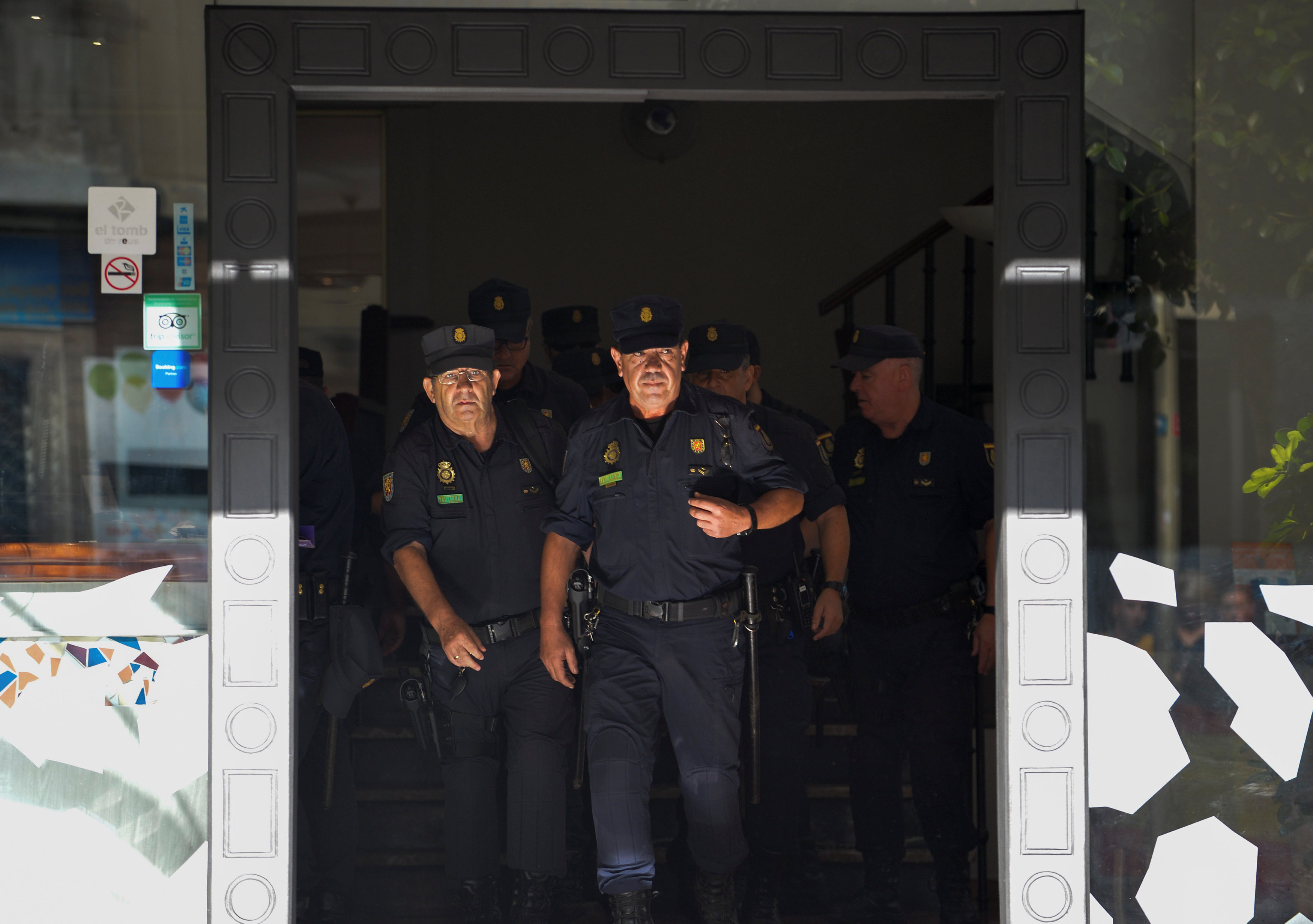 قادة الشرطة الإسبانية يغادرون إقليم كتالونيا
