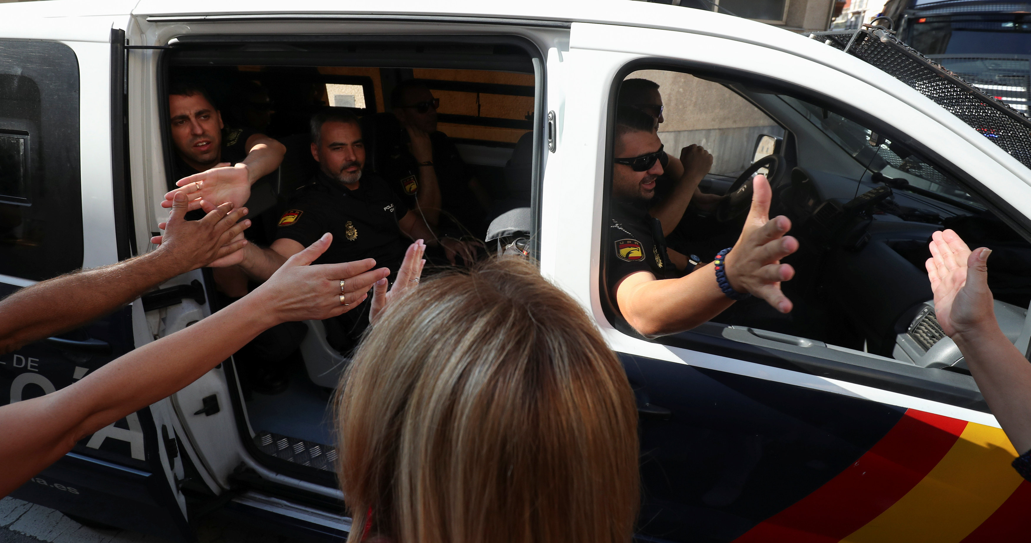 رجال الشرطة الإسبانية يصافحون مواطنى كتالونيا