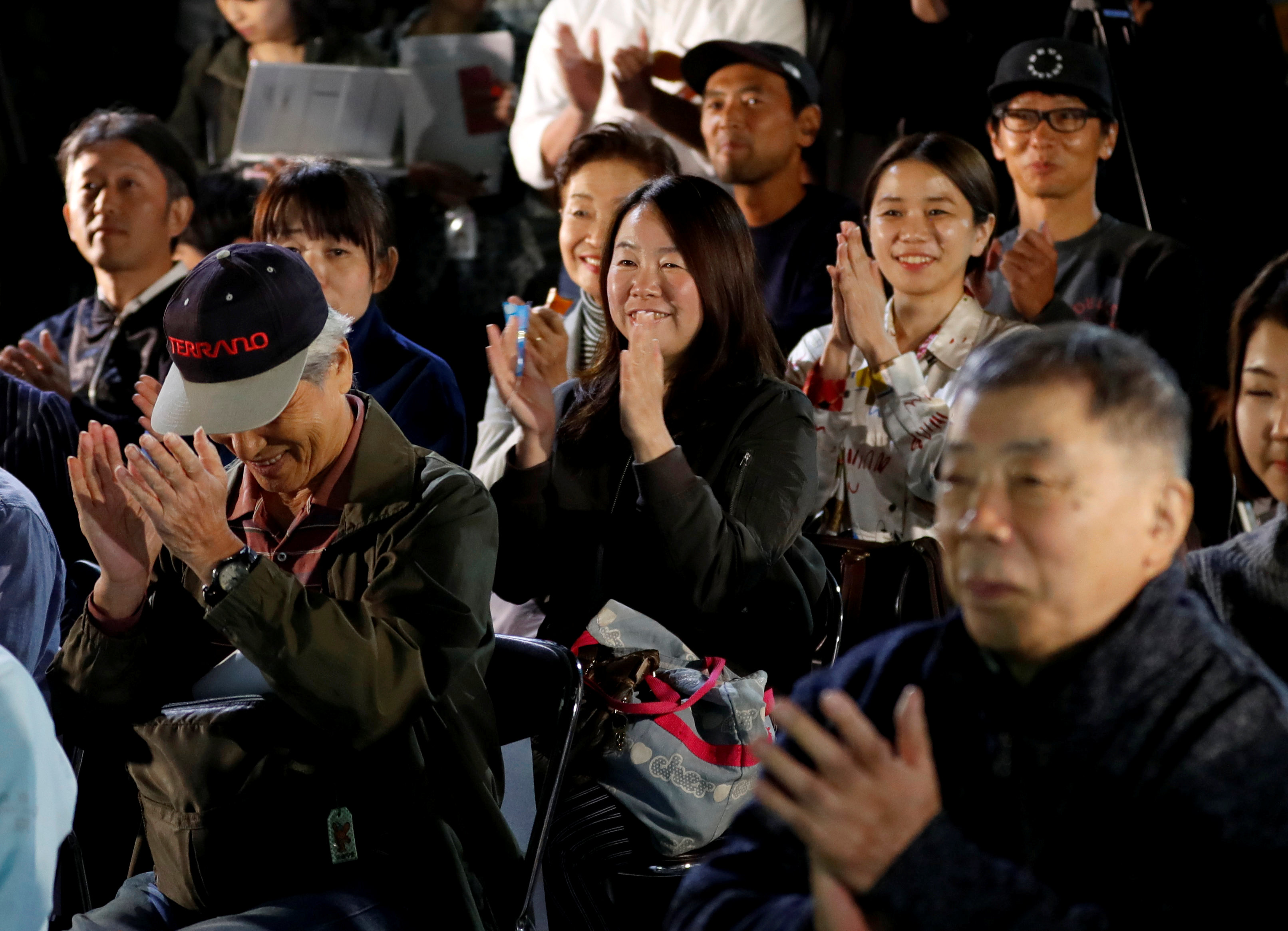 يابانيون يصفقون عقب إعلان اسم الفائز بجائزة نوبل فى الأدب 2017