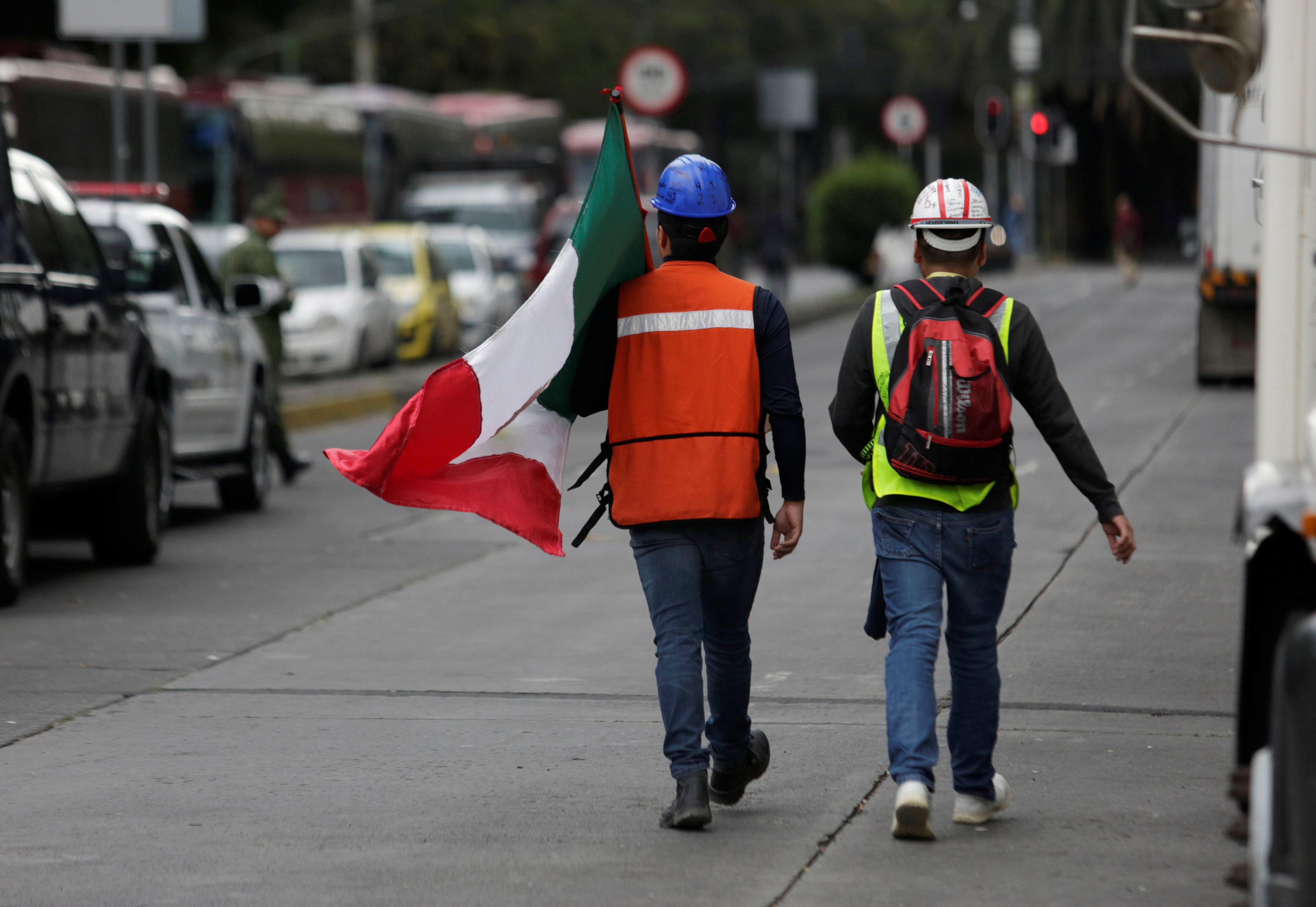عمال يرفعون علم المكسيك