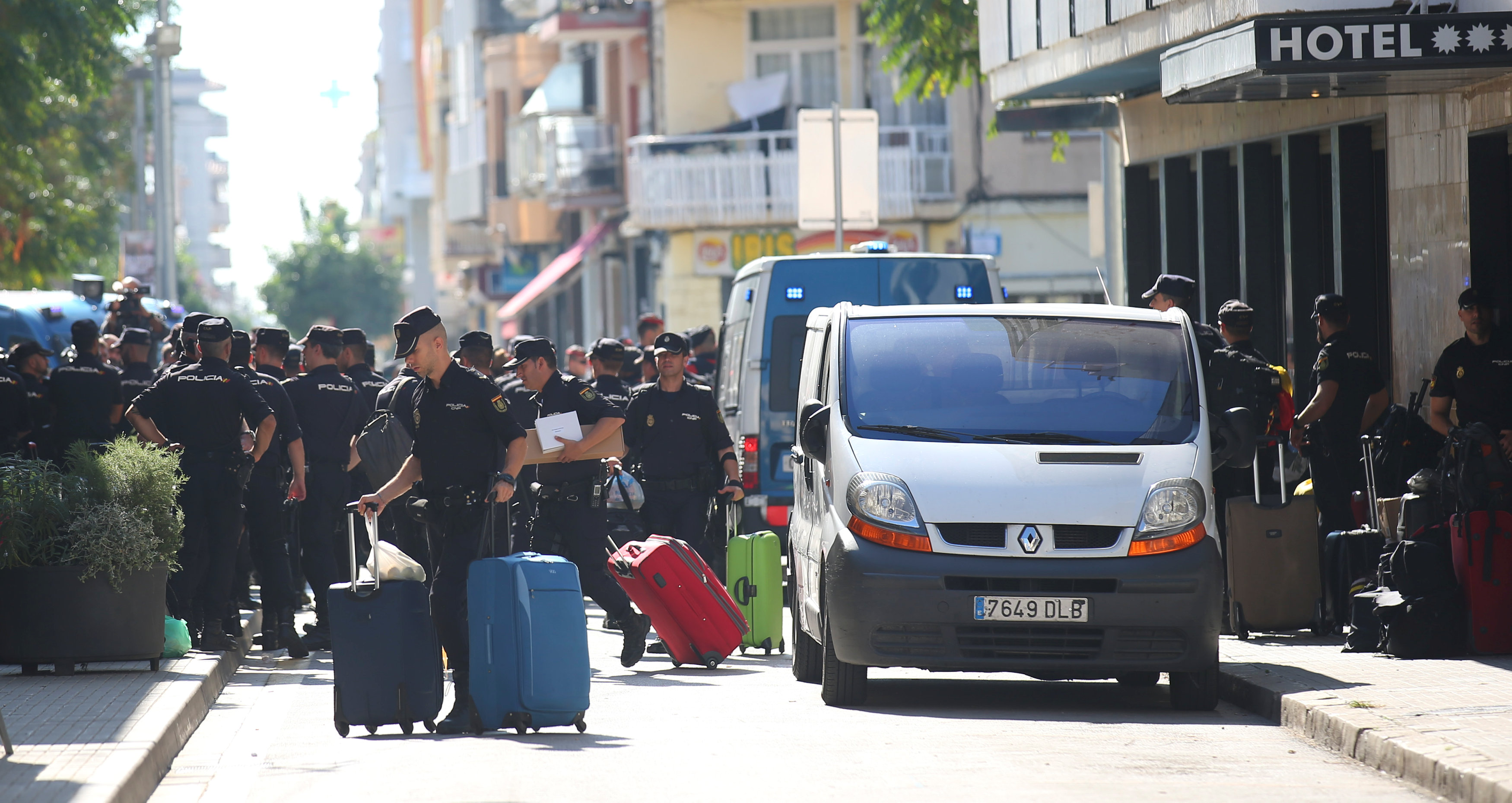 الشرطة الإسبانية تحزم أمتعتها لمغادرة كتالونيا