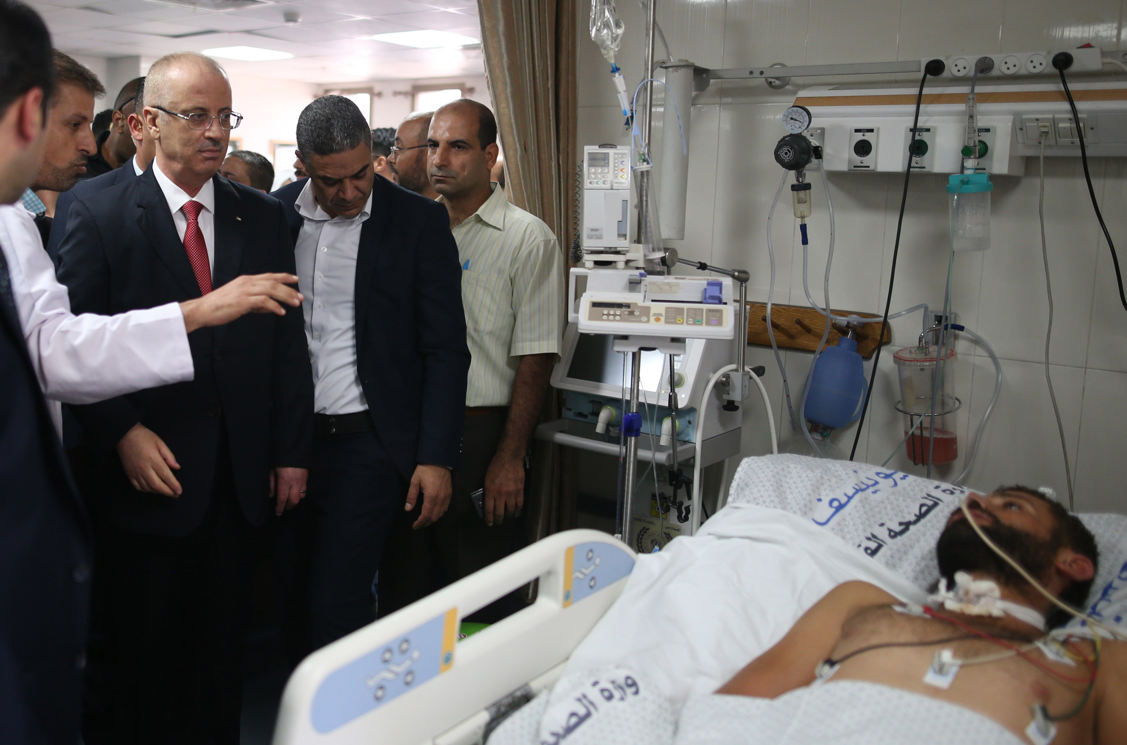 رئيس الوزراء الفلسطينى يطمئن على حالة مريض فى غزة