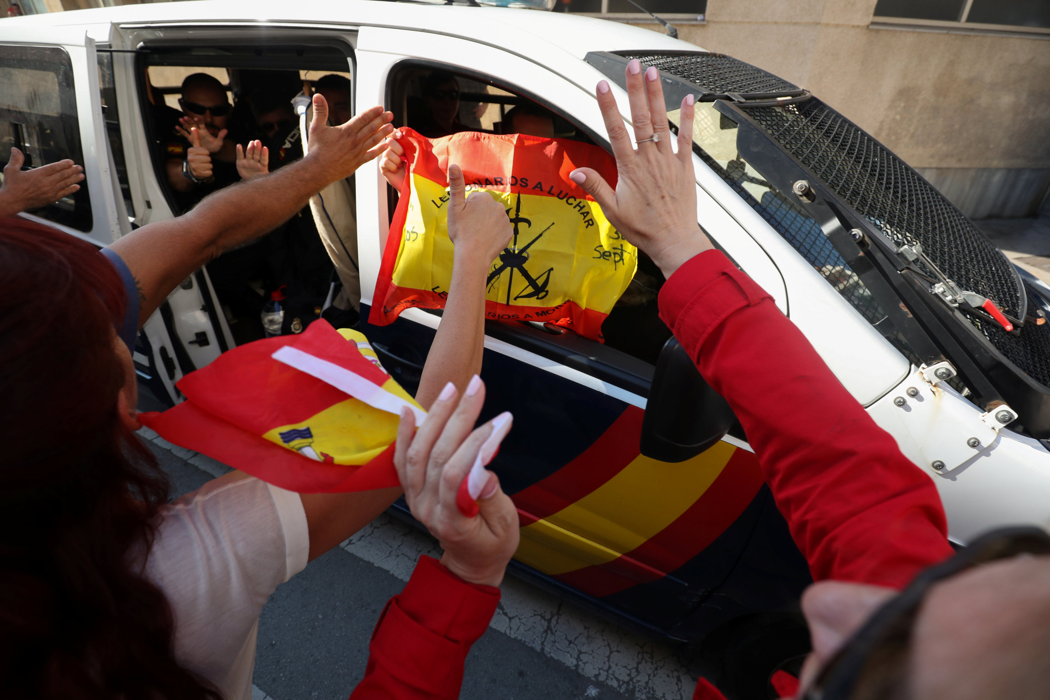 مواطنو كتالونيا يودعون الشرطة الإسبانية