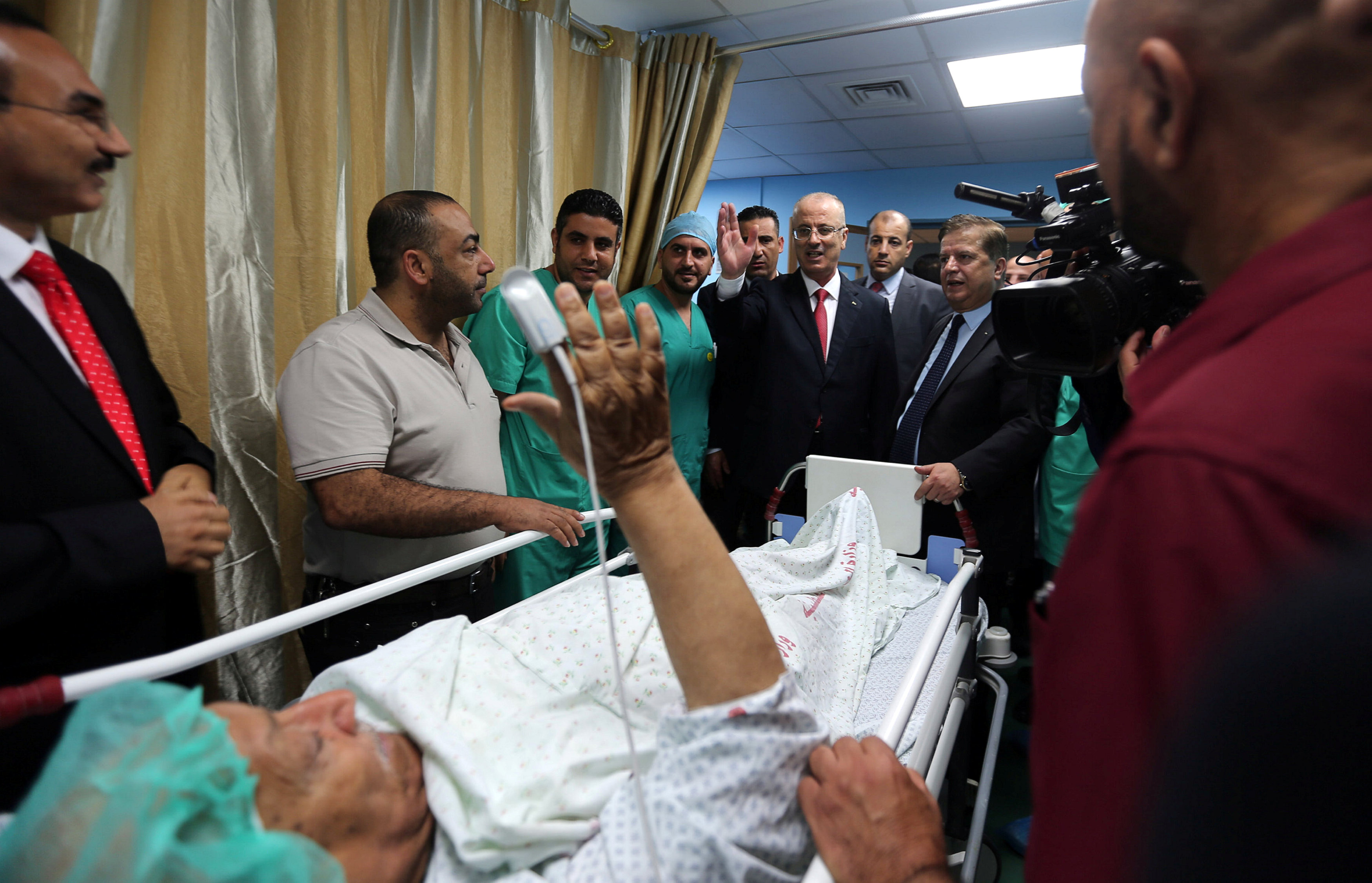 جولة رئيس وزراء فلسطين فى مستشفى بغزة