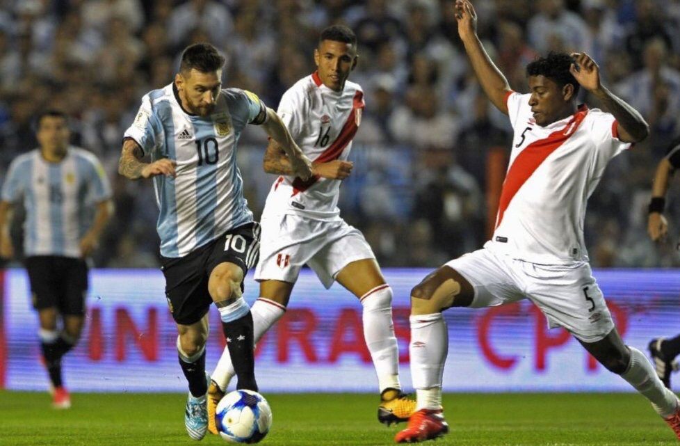 جانب من مباراة الارجنتين وبيرو في تصفيات كأس العالم