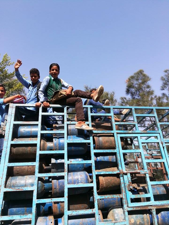 تلاميذ المدارس فوق سيارة أنانبيب