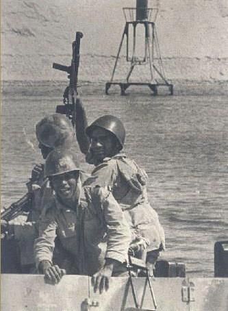 جنود مصريين على سطح دبابة برمائية