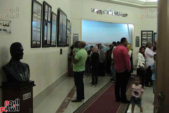 مجموعات من الزائرين داخل قاعة جمال عبد الناصر