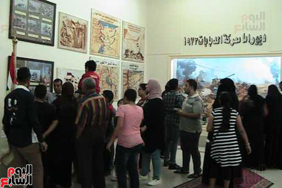 متابعات من الزائرين داخل المتحف الحربى