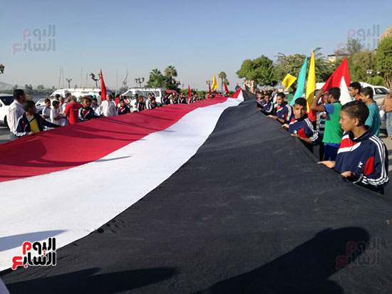رفع العلم المصرى خلال مسيرة نصر اكتوبر