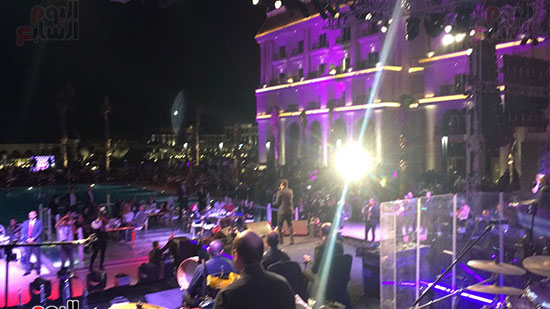 تامر حسنى يبدأ حفل العاصمة الإدارية بأغنية أنا مصرى (4)
