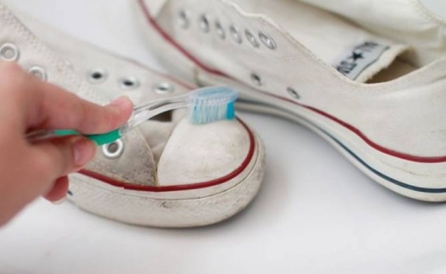 تنظيف الأحذية الرياضية