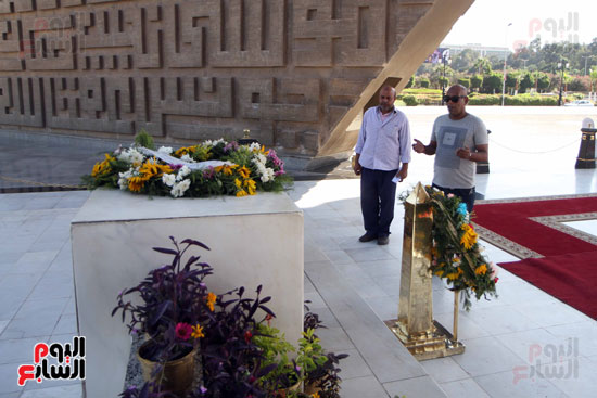 توافد المواطنين على النصب التذكاري (18)