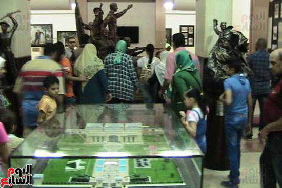 عدد من الزائرين أثناء دخولهم قاعة المتحف الحربى