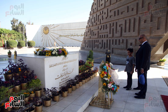 توافد المواطنين على النصب التذكاري (12)