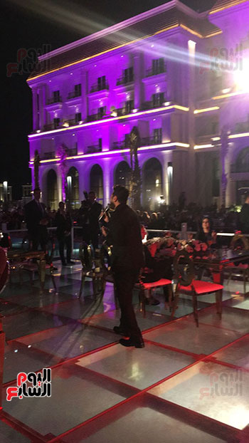تامر حسنى يبدأ حفل العاصمة الإدارية بأغنية أنا مصرى (2)