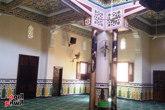  المسجد من الداخل 
