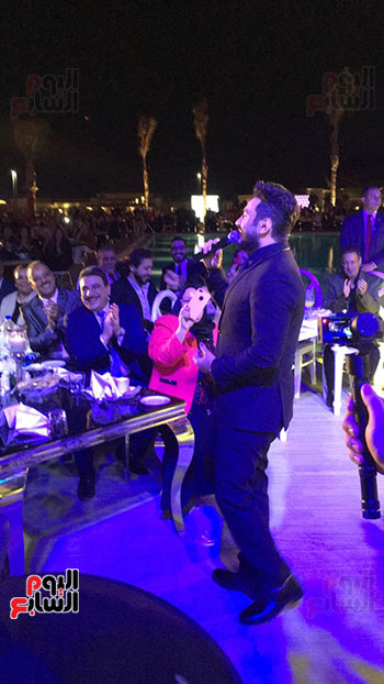 تامر حسنى يبدأ حفل العاصمة الإدارية بأغنية أنا مصرى (7)