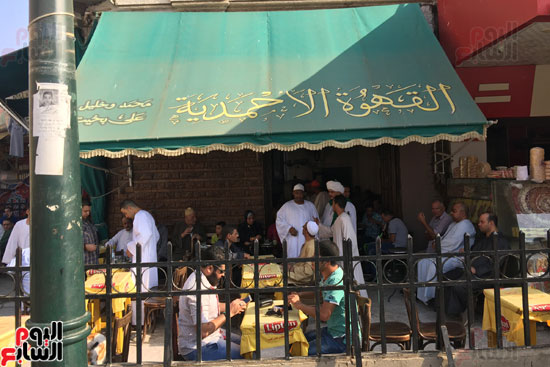 الصوفيون يجلسون على القهوة الأحمدية فى ساحة المسجد