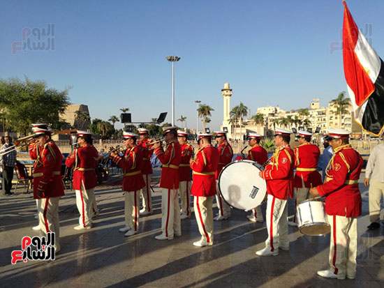فرقة الموسيقى العسكرية تتألق بمسيرة نصر اكتوبر