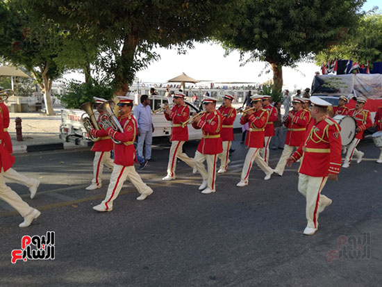 فرقة الموسيقى العسكرية تتقدم مسيرة احتفالية بالأقصر