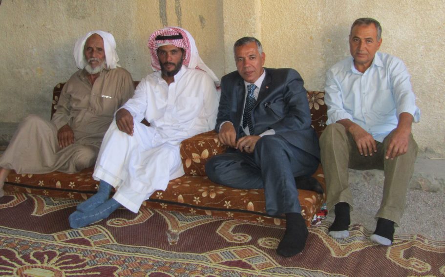  مشايخ البدو مع رئيس المدينة