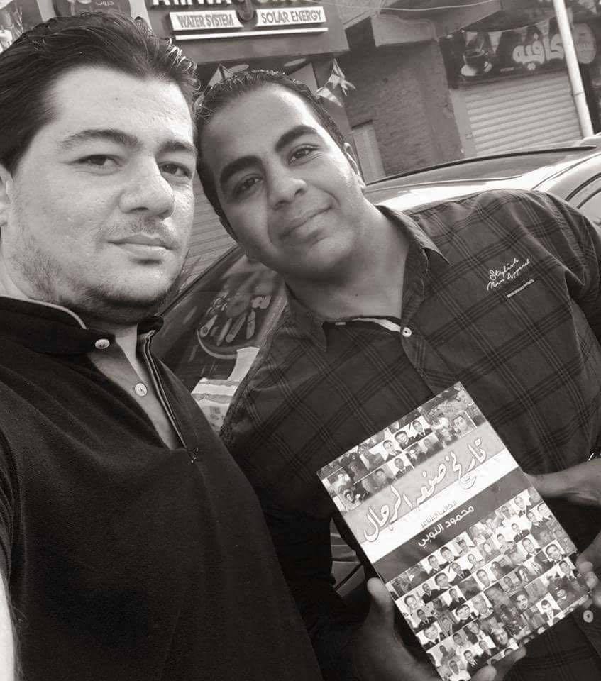 10 النقيب محمود النوبى اثناء توزيع كتاب تاريخ صنعه الرجال