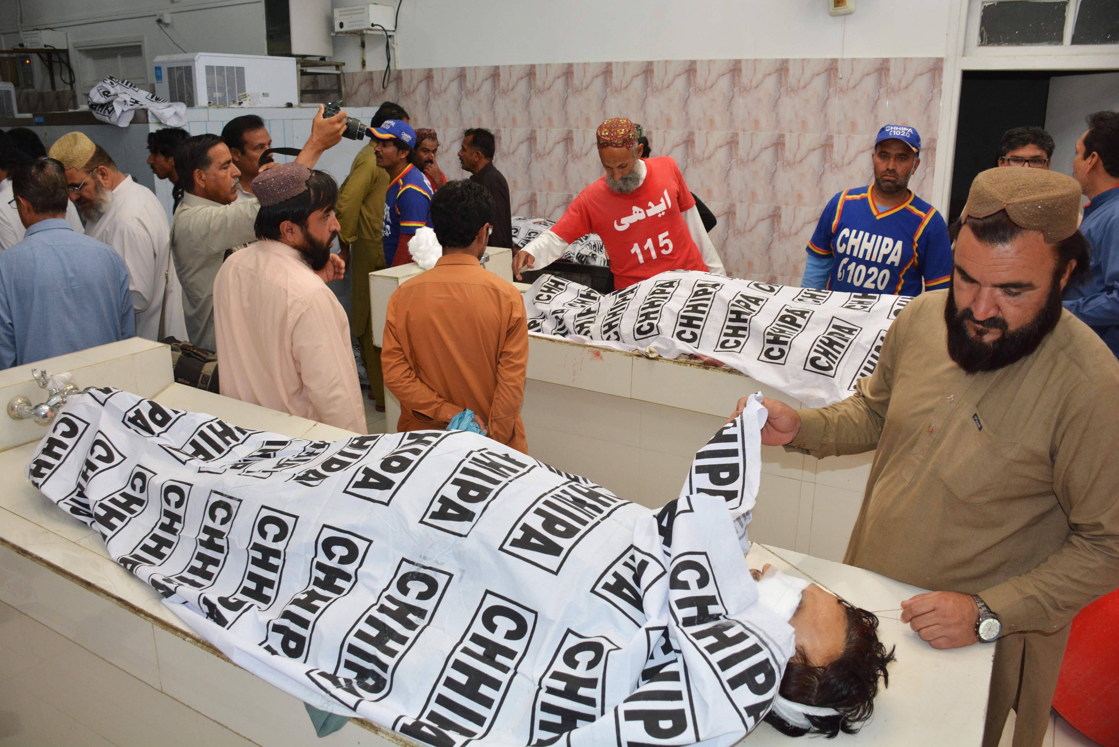 وصول عددا من الضحايا إلى المستشفى فى باكستان