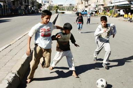 أطفال تلعب فى الشارع