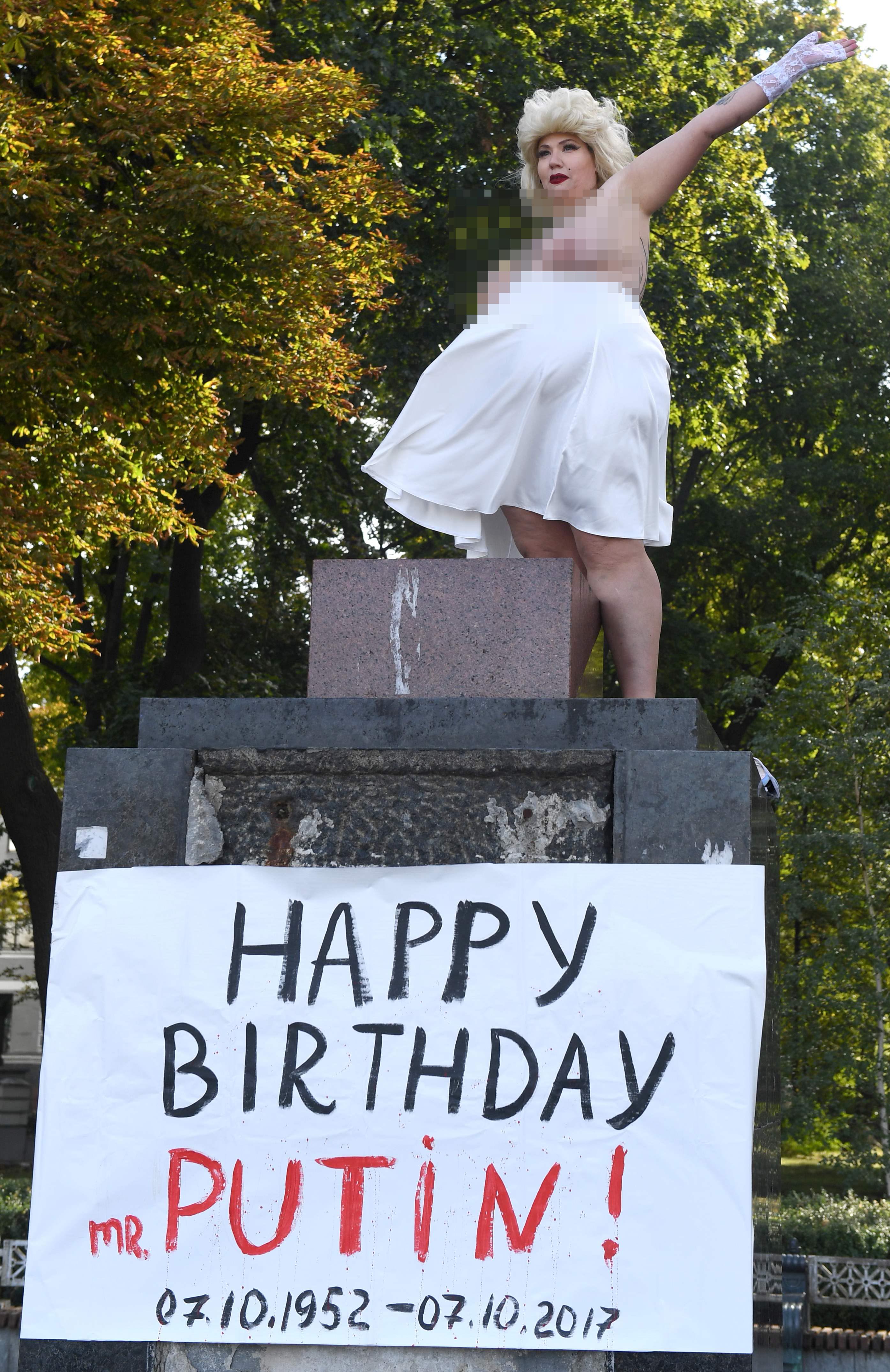 أوكرانية تهنئ الرئيس الروسى بعيد ميلاده بالرقص عارية الصدر فى كييف