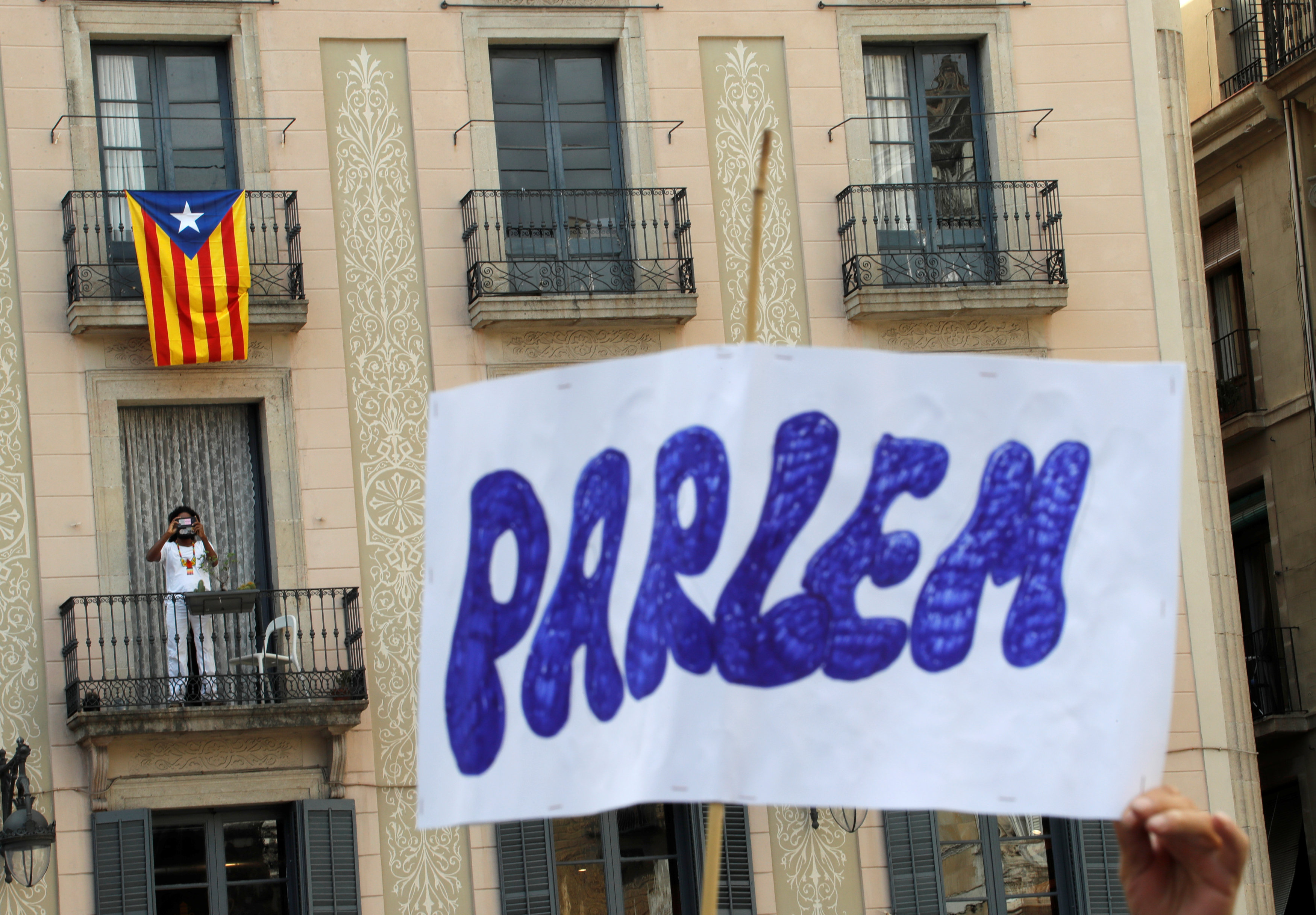 العلم الكتالونى معلقا على شرفات المنازل