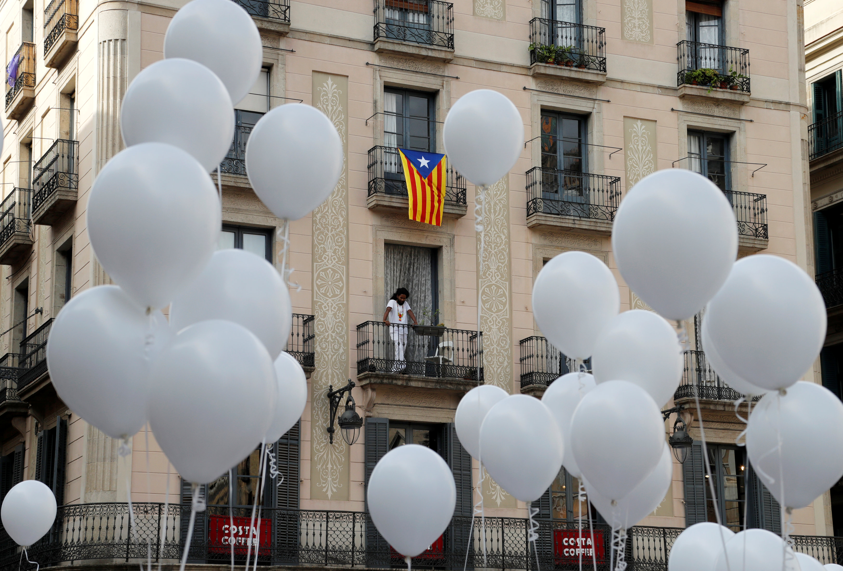 رفع العلم الكتالونى على شرفات المنازل