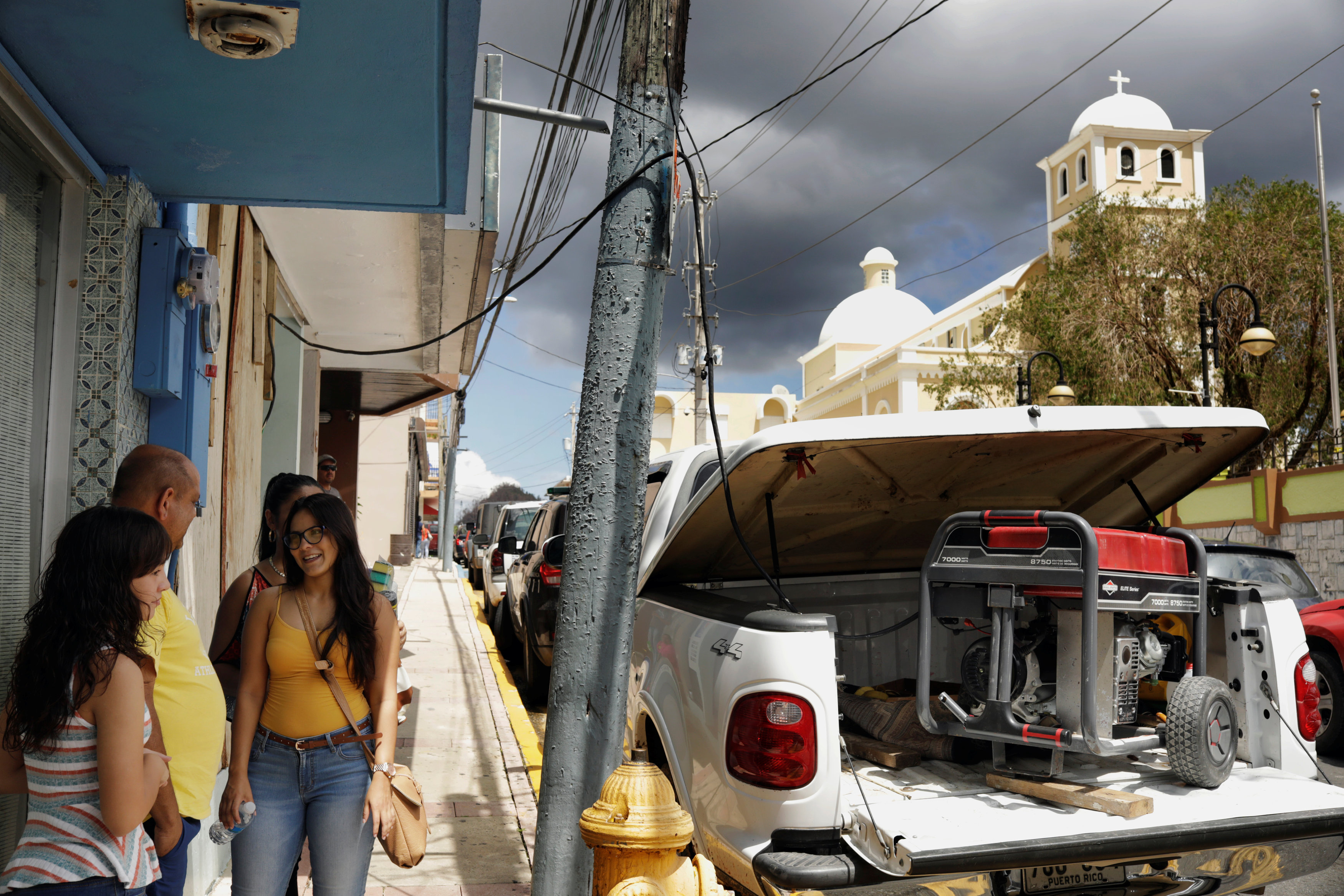 مواطنون فى بورتوريكو  يسيرون بعد عودة الحياة