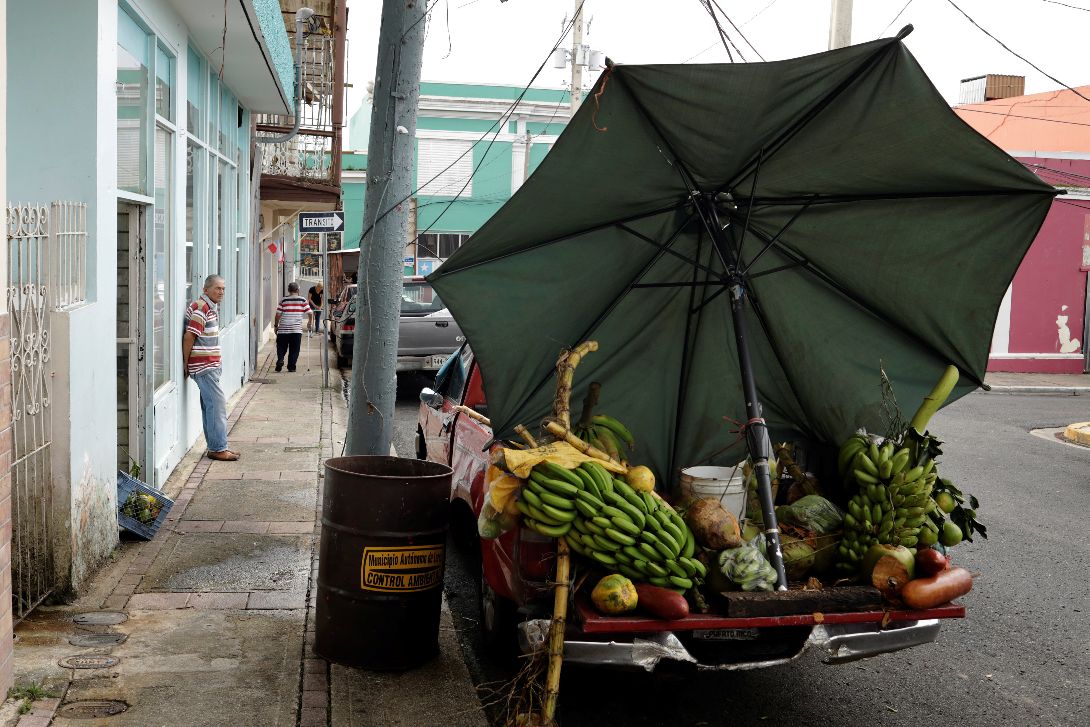 سيارة تحمل فاكهه بعد عودة الحياة إلى بورتوريكو