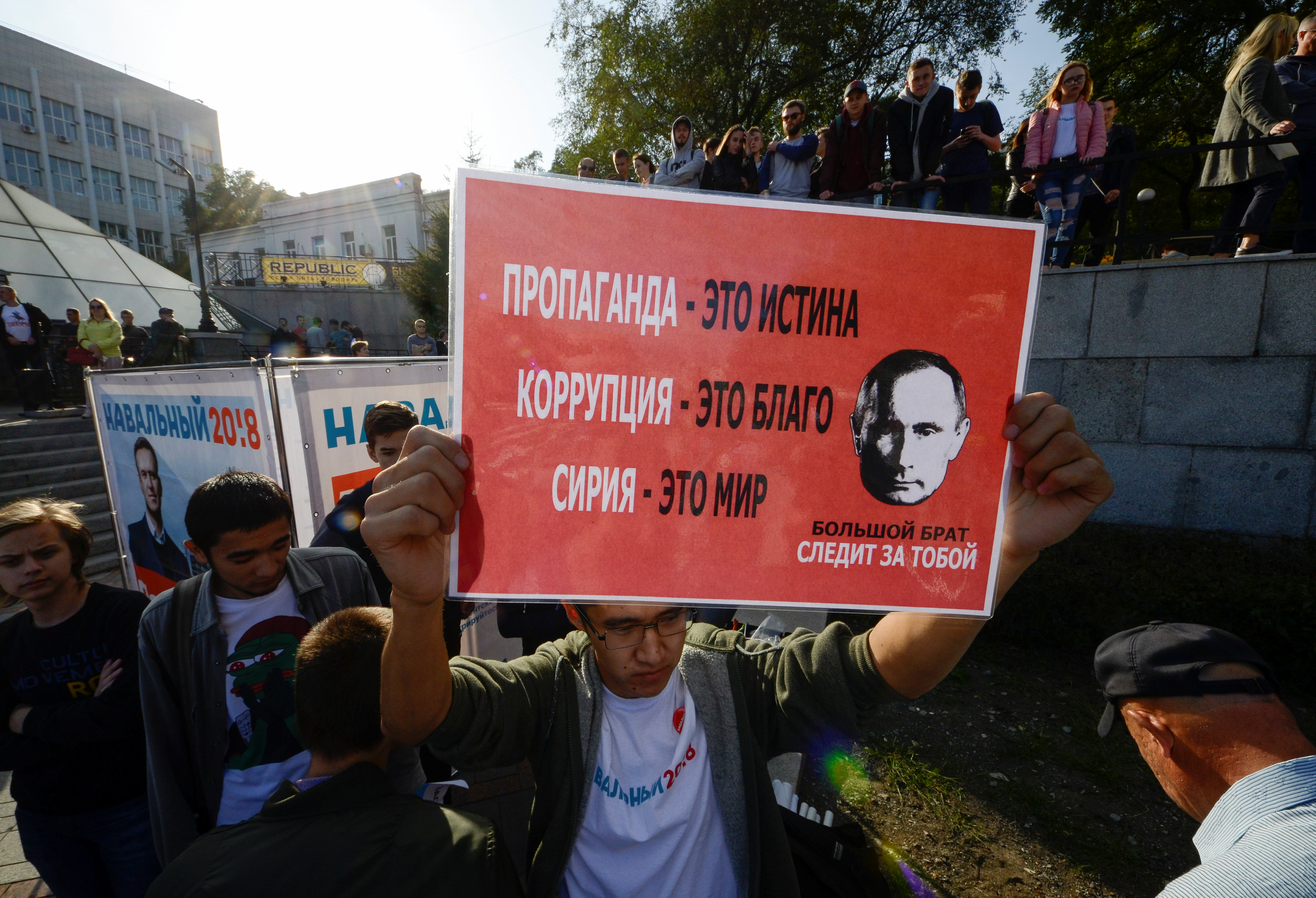 أحد المعارضين للرئيس بوتين يحتجون ضده يوم عيد ميلاده