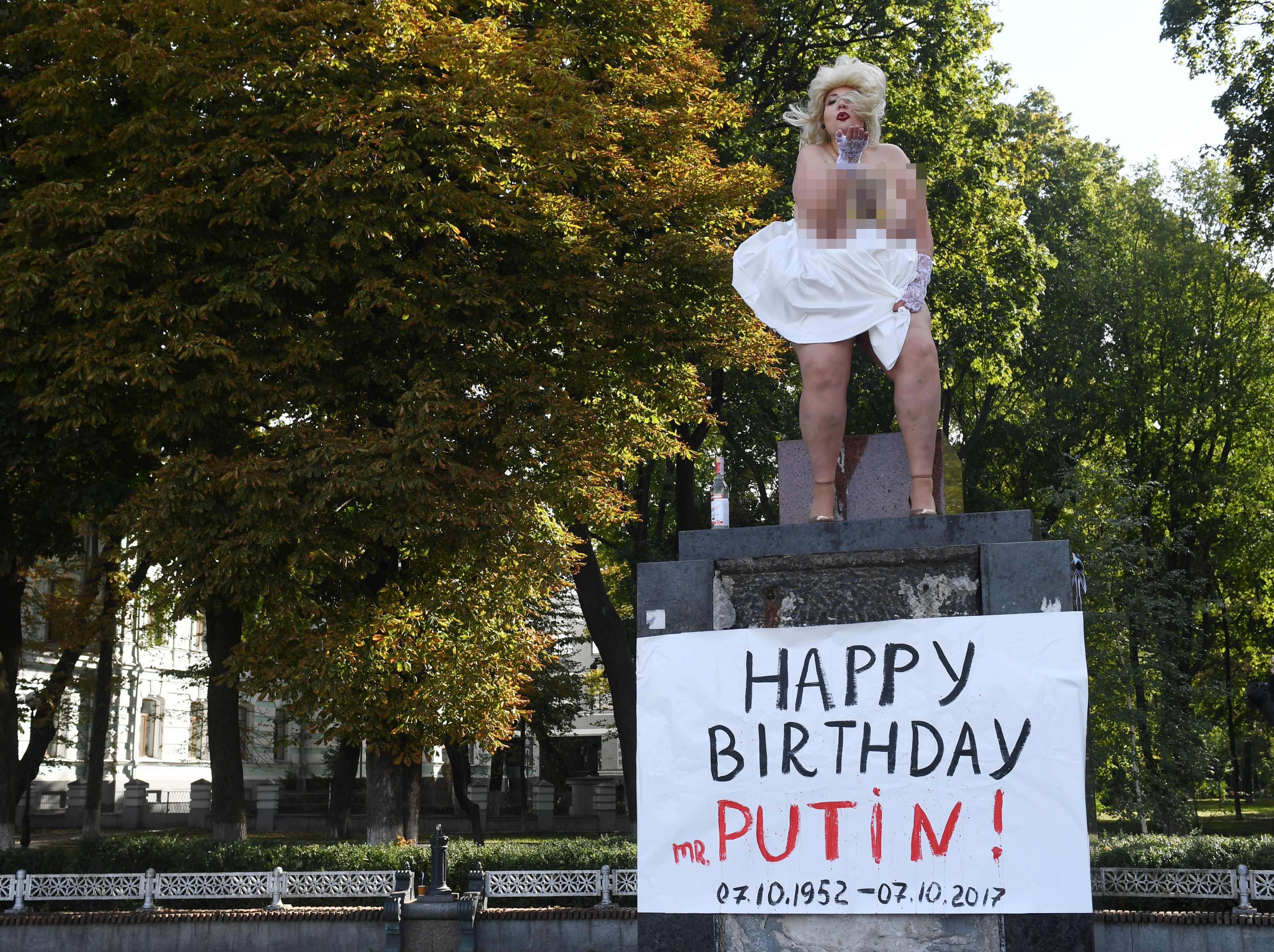 سيدة أوكرانية تهنئ الرئيس الروسى بعيد ميلاده بالرقص عارية الصدر