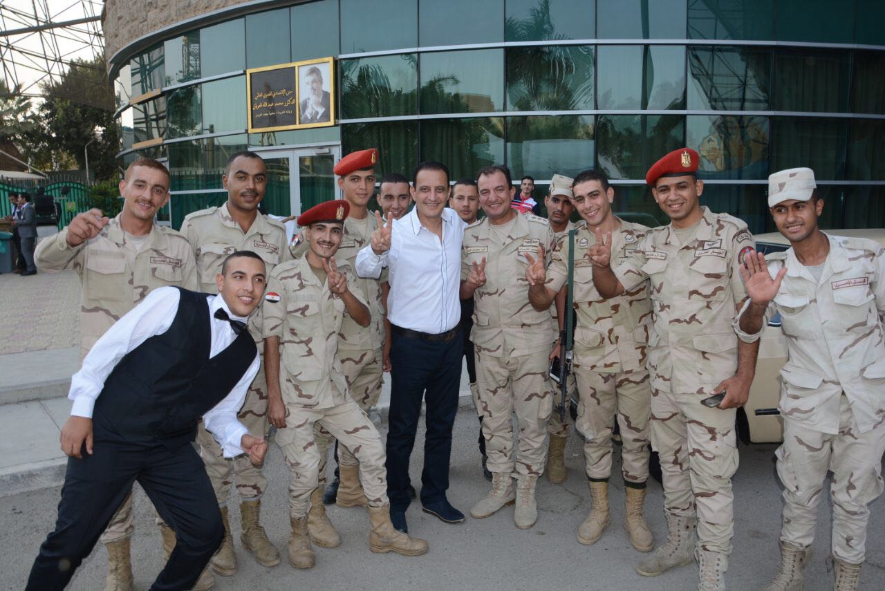 طارق علام وسط الجنود المصريين